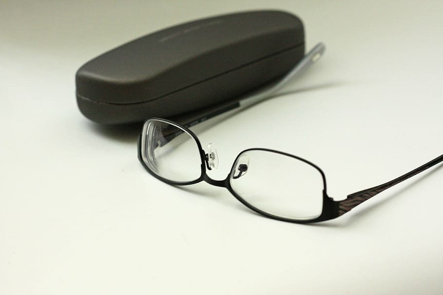 Brille, Frames, Stil, drinnen, keine Leute, schwarze Farbe, Studioaufnahme, Nahansicht, weißer Hintergrund, Technologie, Tabelle, einzelnes Objekt, persönliches Accessoire, Sehvermögen, kopieren sie platz, Verbindung, Computerausrüstung, Stillleben, Einfachheit, ausgeschnitten, Computermaus, Brillen, 4K