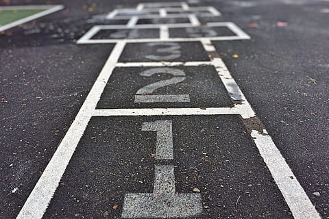 sort betonvej, fire firkantede, spil, legeplads, hinke, vej, dag, nummer, fritidsspil, ingen mennesker, lempelse, asfalt, hvid farve, skilt, transportmidler, mærkning, høj vinkel visning, udendørs, gade, by, vejmærkning, fritidsaktivitet, overflade niveau, 2K, CC0, offentligt domæne, royaltyfrie