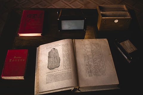 aberto, livro, mesa, Preto, de madeira, sala, mapa, velho, clássico, vintage, história, Espanha, catalonia, barcelona, amatller, publicação, dentro de casa, religião, crença, visão de alto ângulo, espiritualidade, o passado, ninguém, texto, Educação, ainda vida, literatura, fechar-se, página, local de culto, Antiguidade, 5K, CC0, domínio público, royalty free