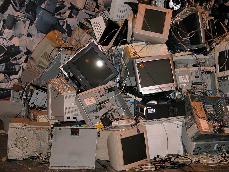 lot crt monitor, ordinadors, monitors, equipament, cables, PC, monitor, escombraries, electrònica, ordinador, crt, vell, malbaratament, a l'interior, monitor d’ordinador, cap gent, tecnologia, gran grup d'objectes, equips informàtics, Chaos, desordenat, abundància, pila, arruïnat, connexió, cable, creativitat, reciclatge, obsoleta, espai, comunicació, equipament elèctric, 2K