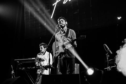 hombre, jugando, guitarra, canto, cantante principal, escenario, actuación, espectáculo, cantante, música, músico, micrófono, concierto, rock, banda, realizar, canta, partido, ejecutante, joven, popular, sonar, club, entretenimiento, gente, persona, instrumento, masculino, artista, vivir, audio, ruidoso, evento, en blanco y negro, teclado, guitarra electrica, músicos, luces, fumar, etapa - espacio de actuación, evento de artes escénicas, concierto de musica popular, banda de música, hombres, instrumento musical, cultura de las artes y entretenimiento, dispositivo de entrada, equipo musical, la vida nocturna, gente real, grupo de rendimiento, habilidad, la música rock, luz de escenario, ocupación de entretenimiento, 1080P, CC0, dominio público, libre de derechos