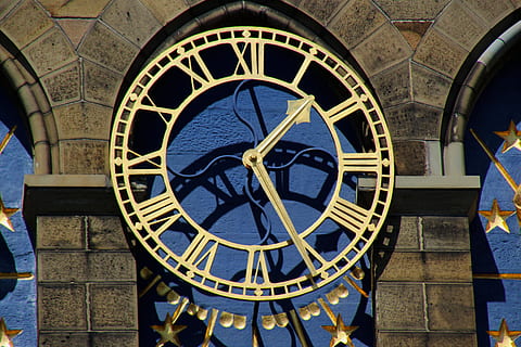 runde goldene Turmuhr, Zeit Zeit, Zeit Uhr, Stunde, Minute, Uhr, Zeit, Gesicht, alt, retro, Instrument, wählen, Hände, Metall, Messung, messen, Kreis, Mechanismus, gestalten, mechanisch, runden, die Architektur, Sternzeichen, Reiseziele, Ziffernblatt, gebaute Struktur, römische Ziffer, Glockenturm, Gebäude, Gebäudehülle, Geometrische Figur, römisch, Kunst und Handwerk, keine Leute, Tag, Reise, Turm, Stadt, Minutenzeiger, 5K, CC0, gemeinfrei, lizenzfrei
