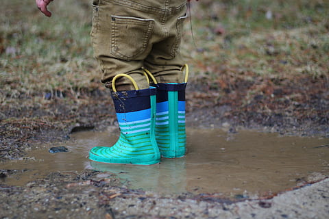 persona, trepitjant, cos, aigua, marró, denim, pantalons, te i negre, pluja, botes, durant el dia, bassal de fang, bota de goma, arrencada de pluja, arrencada, bassal, sabata, dia, naturalesa, protecció, secció baixa, de peu, a l'aire lliure, part del cos humà, seguretat, cama humana, una persona, part del cos, terra, persones reals, brutícia, brut, extremitat humana, desordenat, jardineria, fang, 5K, CC0, domini públic, lliure de regalies