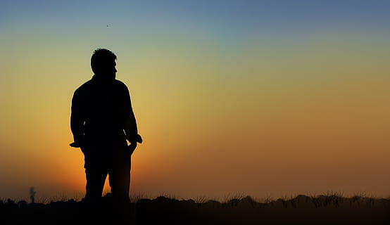 uomo di sagoma, in piedi, campo, silhouette, ombra, solo, tramonto, all'aperto, persone, natura, uomini, una persona, cielo, bellezza nella natura, persone reali, scenics - natura, colore arancione, attività di svago, stili di vita, la tranquillità, scena tranquilla, terra, tre quarti, lunghezza intera, 2K, CC0, dominio pubblico, privo di copyright