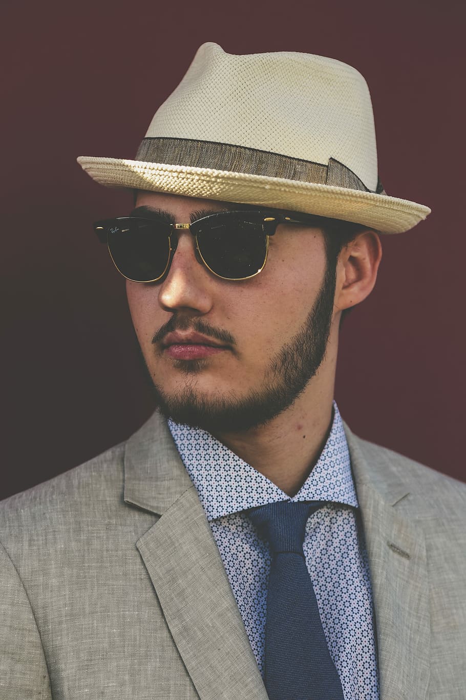 muž, nošení, Šedá, kabát, béžový, fedora klobouk, nosí, šedá, Černá, oblek, portrét, vousy, čepice, sluneční brýle, bederní, mužský, bratr, rodina, styl, kravata, mužský portrét, portrét bederní, móda, jedna osoba, střela do hlavy, muži, brýle, uvnitř, dobře oblečený, mladí muži, čelní pohled, samci, oblečení, formální oblečení, dospělý, mladého dospělého, pánské oděvy, vázanka, černé pozadí, 5K