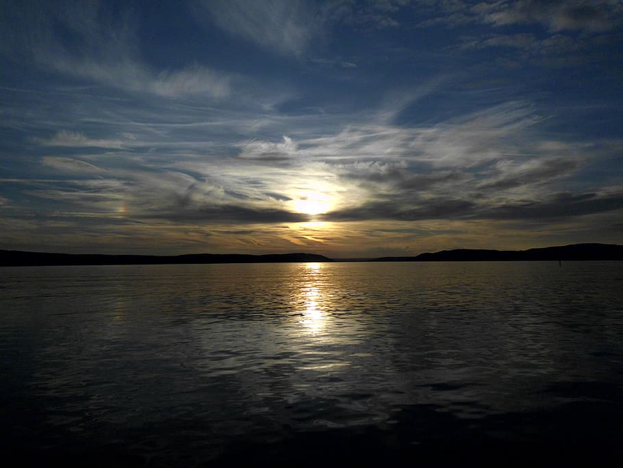 posta de sol, aigua, llac, núvols, cel, reflexió, núvol - cel, tranquil·litat, escenics - natura, escena tranquil·la, bellesa a la natura, mar, naturalesa, cel dramàtic, cap gent, horitzó sobre l’aigua, horitzó, idíl·lic, llum solar, vespre, cel romàntic, 4K