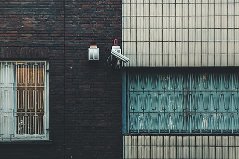 arkitektur, bygning, infrastruktur, væg, uden for, cCTV, kamera, bygget struktur, bygning udvendig, murstens væg, mursten, dag, murbygningsfunktion, ingen mennesker, vindue, mønster, udendørs, metal, sikkerhed, beskyttelse, rør - rør, lukket, lav vinkel visning, bølgepap, 4K, CC0, offentligt domæne, royaltyfrie