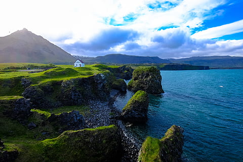 Meer, Landschaft, Berge, Natur, Bucht, Strand, Wolken, wolkig, Tageslicht, Gras, Wiese, Hügel, Haus, Insel, See, Ozean, draußen, Felsen, szenisch, seelandschaft, Himmel, Sommer-, Reise, Urlaub, Wasser, gemeinfreie Bilder, Szenen - Natur, Schönheit in der Natur, wolke - himmel, Ruhe, ruhige Szene, Berg, Rock, keine Leute, Tag, Nicht-städtische Szene, idyllisch, Rock - Objekt, solide, Land, 4K, CC0, gemeinfrei, lizenzfrei