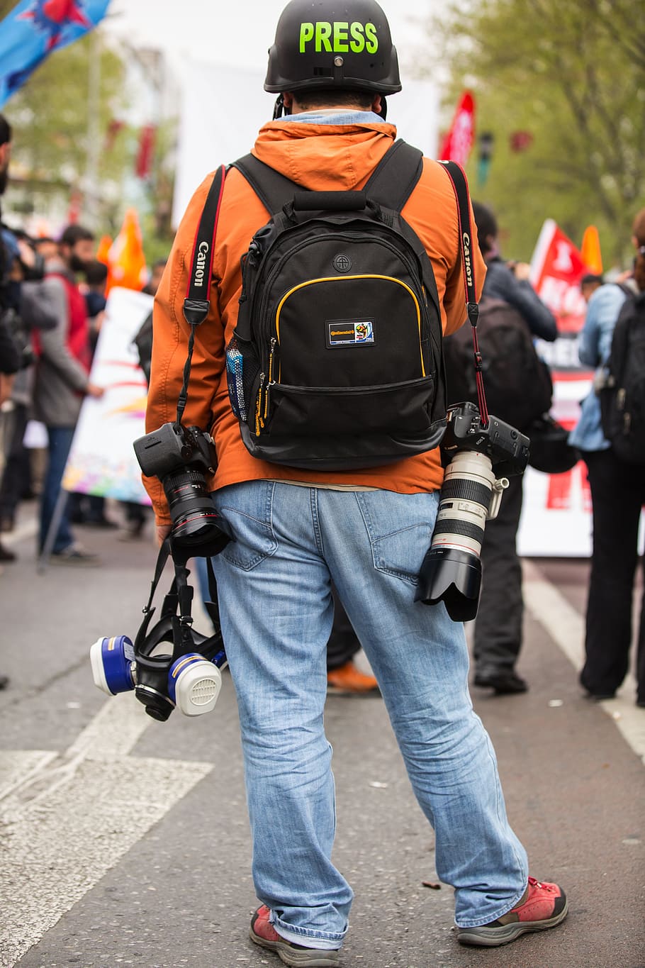 stampa, giornalista, attacco, guerra, umano, violenza, maschera antigas, esposizione, persone, reporter, fotografia, adulto, ritratto, fotografo, notizia, contatto, maschera, caschi, Pericolo, concetti, persona di sesso maschile, giovane, foto, uomo, telecamera, Istanbul, bombe a gas, casco, retrovisore, capi di abbigliamento, persone reali, sicurezza, uomini, giorno, occupazione, protezione, città, persone accessorie, mezzi di trasporto, uniforme, concentrarsi sulle conoscenze acquisite, strada, all'aperto, gruppo di persone, in piedi, colore arancione, responsabilità, 5K