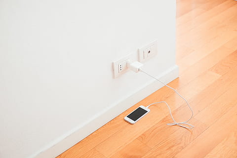 cargando el iphone, cargando, iphone, objetos, otro, adentro, interior de la casa, piso, cuarto doméstico, pared - característica de la construcción, nadie, suelos de parquet, casa, blanco, apartamento, moderno, mejoras para el hogar, edificio residencial, bricolaje, renovación, copia espacio, Enchufe electrico, cable, tecnología, electricidad, salida, piso de madera, conexión, madera, controlar, vista de alto ángulo, el color blanco, música, comunicación, enchufe de conexión de red, fuente de alimentación, cableado, equipo eléctrico, 4K, CC0, dominio público, libre de derechos