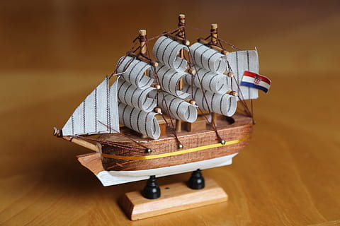 vaixell de vela, vaixell, model, arrencada, fusta, marinera, navegar, històricament, decoració, pals, bandera, Croàcia, material de fusta, a l'interior, cap gent, terres de fusta dura, fons de colors, tir de l'estudi, antiguitat, representació, sòls, creativitat, representació humana, natura morta, sol objecte, artesania, art i artesania, primer pla, venda al detall, Finances, petit, economia, luxe, 5K, CC0, domini públic, lliure de regalies