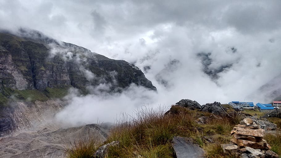annapurna, campament base, núvols, muntanya, nepal, pedra, alçada, 4200m, alt, naturalesa, cap gent, a l'aire lliure, aigua, dia, escenics, núvol - cel, rock, rock - object, boira, bellesa a la natura, sòlid, escenics - natura, medi ambient, destinacions de viatge, cel, paisatge, turisme, terra, viatjar, escena no urbana, poder a la natura, cim de muntanya, 2K
