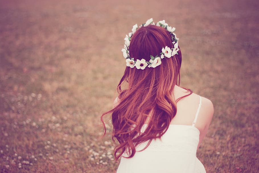 donna, bianca, camiciola, floreale, fascia per capelli, analizzare, cercare, guardare, campo, presa, immagine, indietro, donna in bianco, guardando, donne, all'aperto, una persona, femmine, persone, bellezza, estate, etnia caucasica, adulto, natura, giovane adulto, bellissimo, moda, vestito, ritratto, eleganza, giovani donne, solo una donna, solo donne, capelli lunghi, solo adulti, colpo alla testa, acconciatura, capelli, retrovisore, concentrarsi sulle conoscenze acquisite, indossando fiori, fiore, pianta fiorita, pianta, terra, persone reali, bella donna, Corona di alloro, contemplazione, 1080P