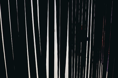 linee verticali astratte, astratto, verticale, Linee, sfondi, modello, colore nero, acciaio, nessuno, fotogramma intero, avvicinamento, linea, in casa, a strisce, stringa, metallo, musica, ripetizione, notte, attrezzatura musicale, fianco a fianco, struttura costruita, natura, 4K, CC0, dominio pubblico, privo di copyright
