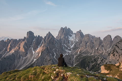 persona, seduta, superiore, montagna, Guardando, catena montuosa, alpino, vista, gamma, cresta, aspro, scoscesa, paesaggio, natura, roccia, picco, panorama, panoramico, ripido, sittin, pausa, rompere, maestoso, grigio, massiccio, cielo, bellezza nella natura, attività di svago, scenics - natura, ambiente, scena non urbana, una persona, roccia - oggetto, scena tranquilla, in piedi, la tranquillità, escursioni a piedi, idilliaco, retrovisore, all'aperto, picco di montagna, guardando a vista, 5K, CC0, dominio pubblico, privo di copyright