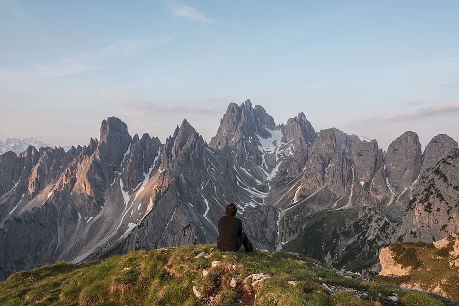 persona, assegut, superior, muntanya, mirant, Serra, alpí, vista, rang, cresta, accidentat, escarpat, paisatge, naturalesa, rock, pic, panorama, escènic, empinada, sittin, pausa, trencar, majestuós, gris, massiu, cel, bellesa a la natura, activitat d'oci, escenics - natura, medi ambient, escena no urbana, una persona, rock - object, escena tranquil·la, de peu, tranquil·litat, senderisme, idíl·lic, vista del darrere, a l'aire lliure, cim de muntanya, mirant la vista, 5K