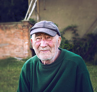 portret, mannen, gezicht, uitdrukking, mensen, persoon, senior volwassene, een persoon, volwassen, hoofdschot, kijkend naar de camera, hoge mannen, mannetjes, kleding, vooraanzicht, levensstijlen, glimlachen, focus op de voorgrond, dag, gerimpeld, echte mensen, casual kleding, vrijetijdsbesteding, buitenshuis, warme kleding, 2K, CC0, publiek domein, royaltyvrij