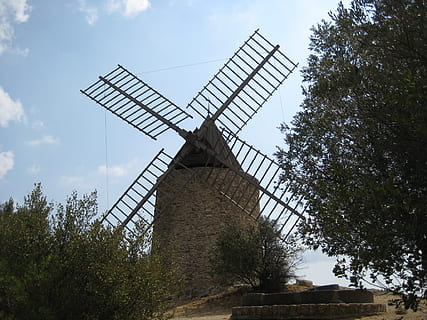 molí de vent, armes, poder, vent, energia, molí, naturalesa, paisatge, edifici, rural, històric, camp, turbina, antic, indústria, arbre, energia renovable, conservació del medi ambient, energia alternativa, planta, energia eòlica, generació de combustible i energia, cel, aerogenerador, estructura construïda, molí de vent tradicional, dia, arquitectura, medi ambient, vista d’angle baix, cap gent, creixement, a l'aire lliure, 1080P, CC0, domini públic, lliure de regalies
