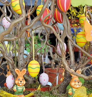 Pasqua, decoració de pasqua, conill de Pasqua, celebració, menjar, representació animal, ou de Pasqua, creativitat, ou, representació, festa, cap gent, decoració, multicolor, art i artesania, dia, naturalesa, menjar i beguda, primer pla, a l'aire lliure, 2K, CC0, domini públic, lliure de regalies
