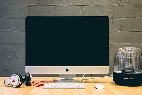 argint imac, lângă, alb, bătăi, dr.dre căști pentru ureche, calculator, birou, spațiu de lucru, Acasă, PC, muncă, desktop-, la locul de muncă, tehnologie, masa, Internet, tastatură, ecran, modern, lucru, spaţiu, comunicare, profesionist, informație, în interior, echipamente de calcul, Monitorul computerului, tastatura, mobila, calculatorul de birou, spațiu copie, nici o persoana, mouse-ul computerului, Afaceri, natură moartă, conexiune, echipament, gol, sticlă, 5K, CC0, domeniu public, fără drepturi de autor