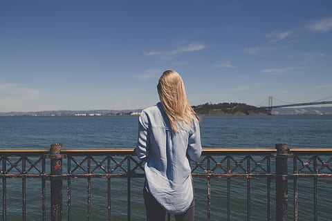 dona, presa, fotografia, dones, a l'aire lliure, una persona, ètnia caucàsica, gent, adult, pont - estructura feta per l'home, mar, femelles, imatge en color, barana, cabell ros, cel, aigua, persones reals, estils de vida, de peu, cabell, pentinat, vista del darrere, naturalesa, bellesa a la natura, activitat d'oci, dia, mirant la vista, 4K, CC0, domini públic, lliure de regalies