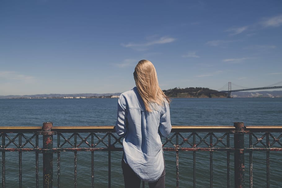 dona, presa, fotografia, dones, a l'aire lliure, una persona, ètnia caucàsica, gent, adult, pont - estructura feta per l'home, mar, femelles, imatge en color, barana, cabell ros, cel, aigua, persones reals, estils de vida, de peu, cabell, pentinat, vista del darrere, naturalesa, bellesa a la natura, activitat d'oci, dia, mirant la vista, 4K