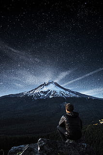 Mann, Sitzung, Rock, suchen, Bergalpen, Nacht-, Berg, Schnee, Gipfel, Szenen - Natur, Himmel, Stern - Raum, Schönheit in der Natur, Rückansicht, eine Person, echte Menschen, Freizeitbeschäftigung, Astronomie, ruhige Szene, kalte Temperatur, Winter, Platz, Nicht-städtische Szene, Ruhe, Umgebung, schneebedeckter Berg, Gebirge, draußen, warme Kleidung, 5K, CC0, gemeinfrei, lizenzfrei