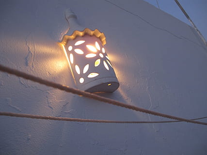lampe, lys, belysning, varm, utendørs, skygge, perforasjon, kreativ, elektrisitet, elektrisk, lyspære, glødende, ingen folk, lav vinkel visning, kabel, belyst, dag, sollys, terning, veggbyggingsfunksjon, natur, kunstkultur og underholdning, belysningsutstyr, mønster, flaks, nærbilde, fritidsaktivitet, lys - naturlig fenomen, mulighet, 720P, CC0, offentlig domene, opphavsrett gratis