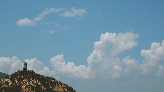 hvid, skyer, sort, pagode, dagtimerne, fyrtårn, bakke, taget, cumulus skyer, Sky, træ, bygning, natur, himmel, scenics, landskab, blå, udendørs, bjerg, sky - himmel, dag, arkitektur, bygget struktur, bygning udvendig, religion, spiritualitet, scenics - natur, tro, ingen mennesker, skønhed i naturen, cloudscape, miljø, ro, idyllisk, 4K, CC0, offentligt domæne, royaltyfrie