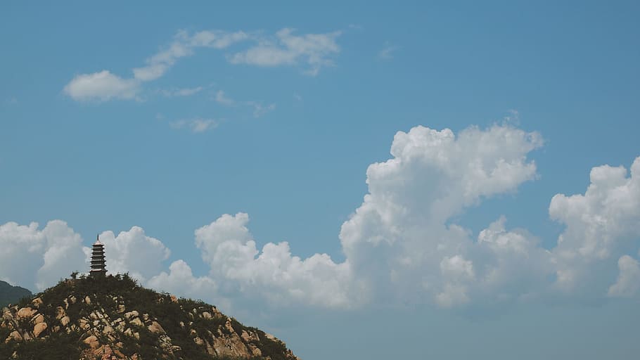 hvid, skyer, sort, pagode, dagtimerne, fyrtårn, bakke, taget, cumulus skyer, Sky, træ, bygning, natur, himmel, scenics, landskab, blå, udendørs, bjerg, sky - himmel, dag, arkitektur, bygget struktur, bygning udvendig, religion, spiritualitet, scenics - natur, tro, ingen mennesker, skønhed i naturen, cloudscape, miljø, ro, idyllisk, 4K