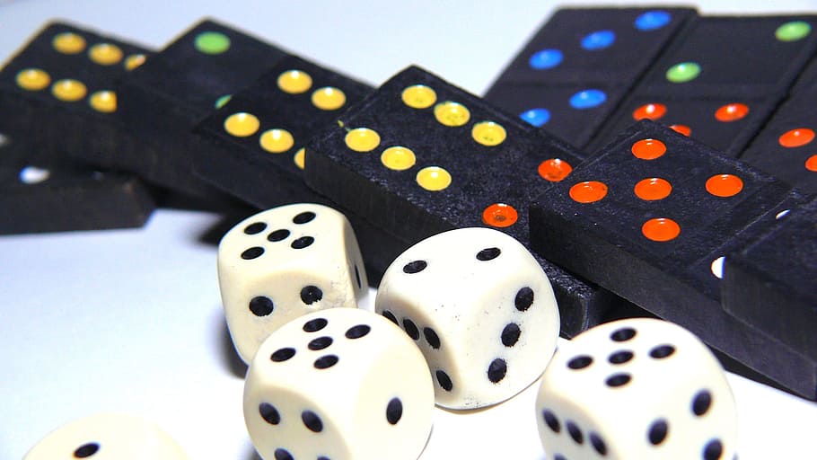 giocare, divertimento, domino, cubo, Vincere perdere, vincere, perdere, tattica, gioco d'azzardo, opportunità, giochi di svago, dado, fortuna, colore nero, avvicinamento, rischio, macchiato, cane dalmata, nessuno, in casa, giorno, cultura artistica e intrattenimento, attività di svago, rilassamento, vista dall'alto, natura morta, tavolo, Colore bianco, gruppo di oggetti, forma cubica, sport, 2K