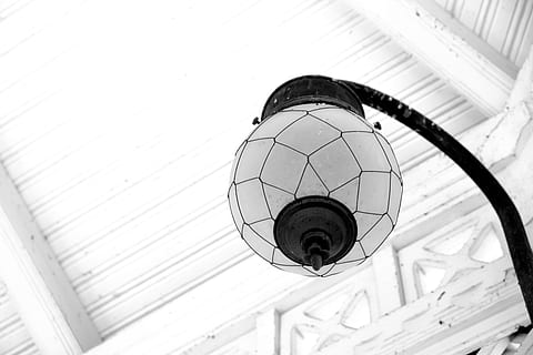 Lampe, Licht, Laterne, Über, Ball, Glas, alt, Deckenlampe, Decke, gebaute Struktur, die Architektur, Flachwinkelansicht, Lichtanlage, keine Leute, Kugel, Tag, drinnen, Metall, weiße Farbe, Wandbau - Funktion, Fokus auf den Vordergrund, Nahansicht, Technologie, Muster, gestalten, Holz - Material, 5K, CC0, gemeinfrei, lizenzfrei