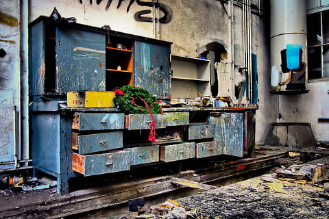 obert, blau, fusta, vestidor, llocs perduts, taller, sortir, vell, decaïment, ruïna, caduc, oblida't, pforphoto, malalt, trencat, edifici, edifici antic, fàbrica, aixafar, trencar, sala, brut, llocs oblidats, construcció de fàbrica, antiga fàbrica, gabinet, Corona d’adveniment, corona, Nadal, indústria, antic edifici de la fàbrica, arquitectura, exterior de l'edifici, estructura construïda, dia, cap gent, abandonat, finestra, casa, espatllat, a l'aire lliure, resistent, planta, entrada, planta en test, naturalesa, porta, funció de construcció de parets, mal estat, 4K, CC0, domini públic, lliure de regalies