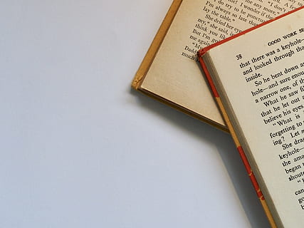to, bøger, hvid, overflade, papir, dokument, Bestil, bog bindinger, side, forretning, uddannelse, litteratur, viden, skrivning, forskning, skrive, Læs, tekst, undersøgelse, bogstabel, bogsider, gammel, antik, blog, blogging, bibliotek, skole, årgang, offentliggørelse, kopiere plads, ingen mennesker, indendørs, blyant, studio skud, hvid baggrund, lov, stilleben, tæt på, høj vinkel visning, åben, meddelelse, indbundet bog, 4K, CC0, offentligt domæne, royaltyfrie