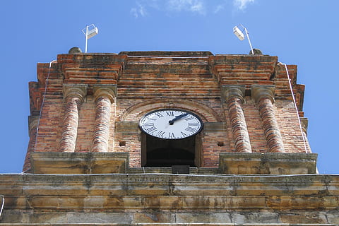 ur, tårn, by, arkitektur, by-, mennesker, time, minutter, skyer, klar, bygget struktur, bygning udvendig, lav vinkel visning, tid, ingen mennesker, himmel, uret ansigt, bygning, klokke tårn, dag, historie, fortiden, natur, væg, minut hånd, murstens væg, roman, mursten, vægur, 2K, CC0, offentligt domæne, royaltyfrie