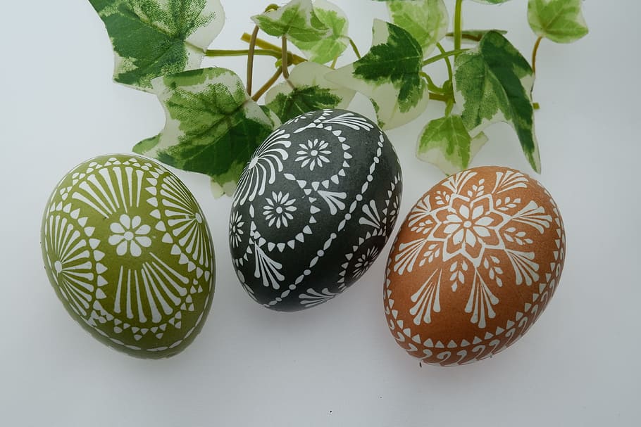 Pasqua, ornament, fons, ou, ou de Pasqua, ou de sorra de Pasqua, cistella decoració de pasqua, decoracions de pasqua, artesania de pasqua, decoració de pasqua, ous de pasqua colorits, ous de colors, motius sorbis, ornamentat, decorar, primavera, cistella, pintura d'ous de Pasqua, ou de taronja, ou de Pasqua blau, ou vermell de Pasqua, ou verd de Pasqua, ous de Pasqua groc, Feliç Pasqua, tema de pasqua, gràfic, disseny, tècnica de cera, salutació de pasqua, costums, naturalesa, menjar, pintat, colorit, targeta de felicitació, ous de Pasqua, decoració, taronja, deco-ei, deco, tancar, niu, color, verd, a l'interior, tir de l'estudi, cap gent, primer pla, grup d'objectes, full, festa, celebració, menjar i beguda, part de la planta, natura morta, planta, color verd, esdeveniment anual, 4K
