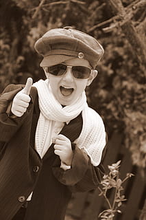 retro, jongen, bril, klasse, aankleden, een persoon, kleding, vrijetijdsbesteding, focus op de voorgrond, hoed, mannetjes, echte mensen, kinderjaren, vooraanzicht, levensstijlen, mannen, kind, glimlachen, portret, bezit, dag, staand, onschuld, 2K, CC0, publiek domein, royaltyvrij