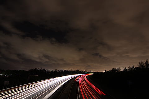 timelapse fotografering, passerer, biler, vej, nattetid, tidsforløb fotografering, løb, hovedvej, nat tid, bil forlygter, baglygter, på vej, dramatisk, skyer, nat, Trafik, transportmidler, gade, bil, multiple lane motorvej, mørk, hastighed, rejse, skumring, himmel, sky - himmel, bevægelse, lys spor, lang eksponering, transportform, natur, skilt, belyst, sløret bevægelse, ingen mennesker, storm, by, rød, udendørs, 4K, CC0, offentligt domæne, royaltyfrie