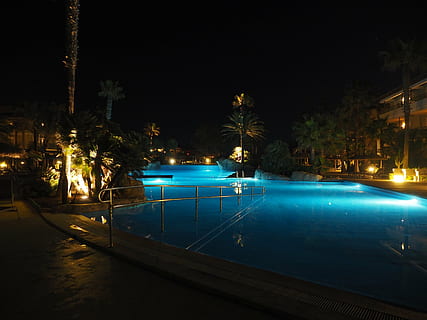 pool, lys, humør, atmosfære, Abendstimmung, blå, Mallorca, nat, belyst, by, gadebelysning, ingen mennesker, udendørs, olieindustrien, bybilledet, arkitektur, træ, bygget struktur, belysningsudstyr, Palme træ, gade, bygning udvendig, tropisk klima, svømmepøl, lys - naturligt fænomen, natur, plante, vej, 4K, CC0, offentligt domæne, royaltyfrie