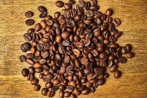 cafè, nucli, cafeïna, cuina, menjar, fotografia, fusta, espresso, foto de menjar, cappuccino, bon dia, nutrició, al matí, marró, despertar, foto, macro, fons, taula, latte, llavor, cafeteria, colombia, fresc, estil de vida saludable, alimentació saludable, foto del producte, orgànic, verd, salut, saludable, dieta, textura, vegetarià, detall, ningú, vegà, primer pla, menjar i beguda, cafè - beguda, gra de cafè torrat, gran grup d'objectes, frescor, directament a sobre, natura morta, a l'interior, cap gent, vista d’angle alt, torrat, beure, material de fusta, abundància, 5K, CC0, domini públic, lliure de regalies
