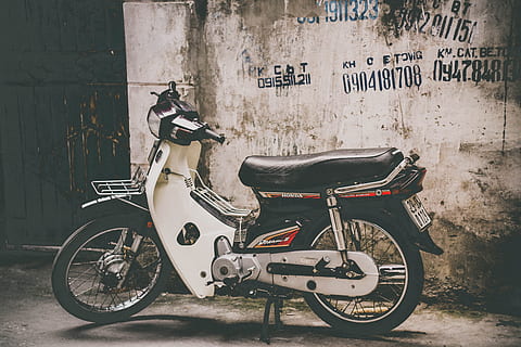 hvid, sort, underbone motorcykel, parkeret, væg, ved siden af, bygning, dagtimerne, underbone, motorcykel, motor scooter, transportmidler, transportform, gammel, land køretøj, stationær, dag, ingen mennesker, murbygningsfunktion, bygget struktur, arkitektur, bygning udvendig, parkering, tekst, by, gade, trehjulet cykel, vestlige script, udendørs, cykel, meddelelse, hjul, 5K, CC0, offentligt domæne, royaltyfrie