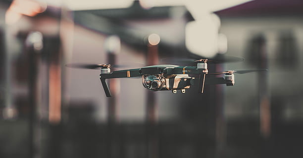 Drone negro volador, negro, dji mavic, Pro, cámara, aire, zumbido, tecnología, equipo, engranaje, centrarse en primer plano, de cerca, nadie, enfoque selectivo, temas de fotografia, camara - equipo fotografico, al aire libre, día, metal, equipo de iluminación, naturaleza, lente - instrumento óptico, cultura de las artes y entretenimiento, movimiento, conexión, colgando, ligero, equipo fotográfico, cámara digital, 5K, CC0, dominio público, libre de derechos