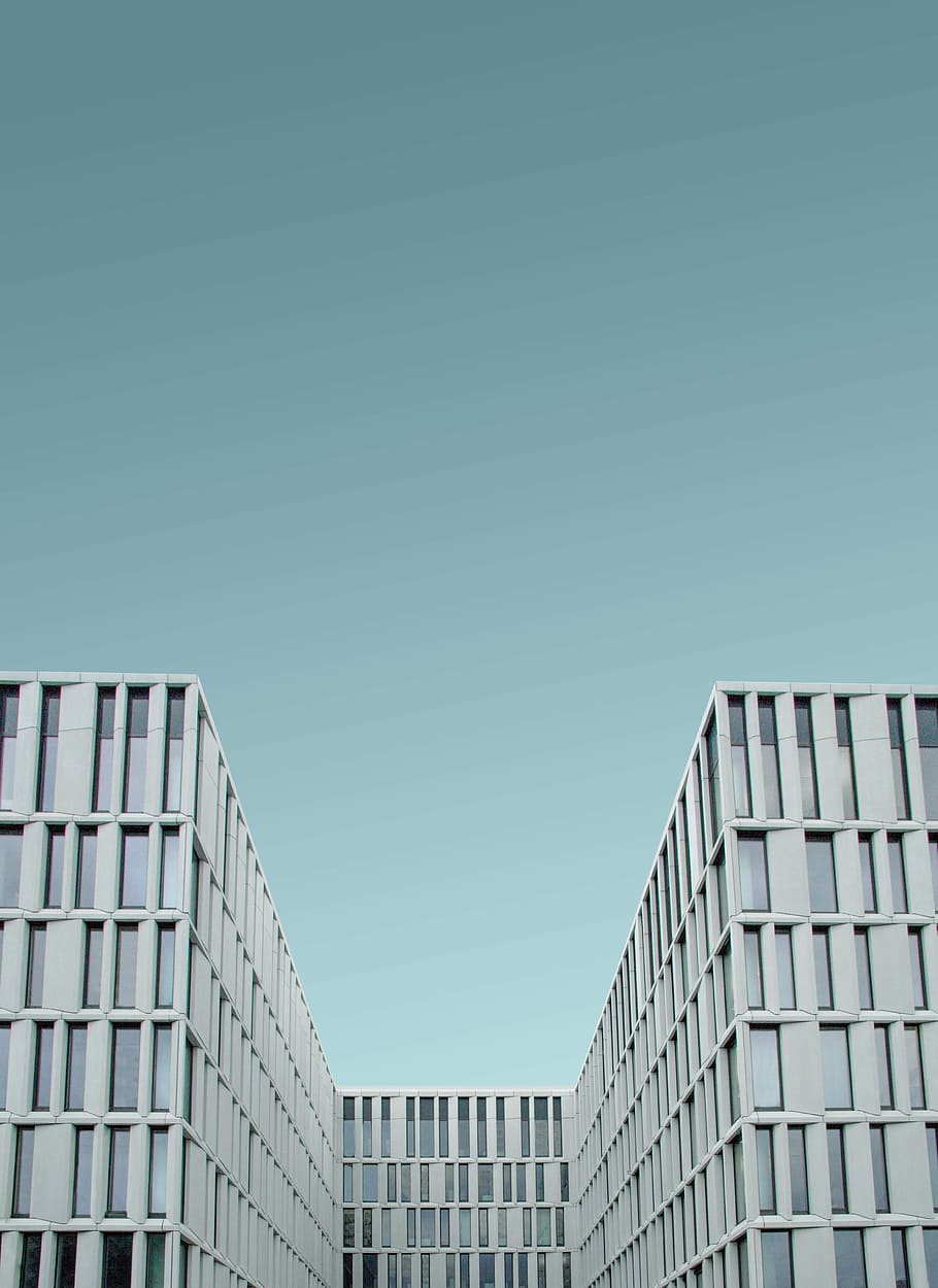 Mann, Augenansicht, Weiß, Viereck Gebäude, niedrig, Winkel Foto, grau, Gebäude, Himmel, die Architektur, Fenster, Glas, Gebäudehülle, gebaute Struktur, klarer Himmel, kopieren sie platz, Stadt, Flachwinkelansicht, Bürogebäude außen, Natur, Tag, modern, Büro, keine Leute, Blau, draußen, Glas - Material, Sonnenlicht, Wolkenkratzer, 5K