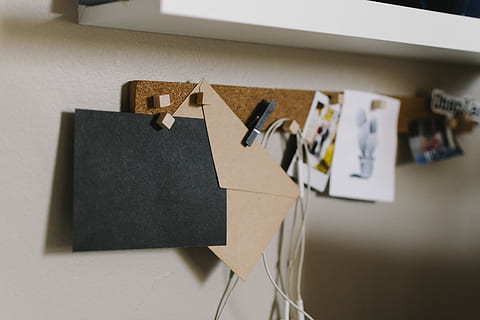 Marrone, bacheca di sughero, documenti, Due, nero, beige, buste di carta, organizzatore di pin, parete, gli appunti, pinboard, pegboard, mensola, nessuno, in casa, carta, creatività, promemoria, pianificazione, avvicinamento, comunicazione, arte e artigianato, sospeso, albo, messa a fuoco selettiva, ufficio, attività commerciale, molletta, nota adesiva, Nota, gruppo di oggetti, puntina, natura morta, 2K, CC0, dominio pubblico, privo di copyright