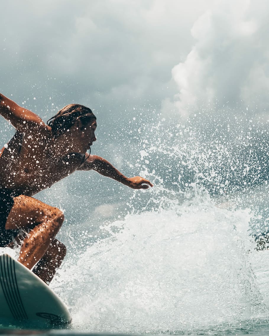 home surfant, home, muntar a cavall, blau, taula de surf, navega, onada, aigua, ennuvolat, esport, acció, mar, oceà, a l'aire lliure, olliffe, oliver sjostrom, fons d’escriptori, escriptori, fons de pantalla de viatges, fons de pantalla de surf, fons de pantalla, surfista en una ona, pacífic, arriscat, atlètic, moviment, esquitxades, una persona, naturalesa, persones reals, núvol - cel, cel, part del cos humà, dia, esport aquàtic, surf, bellesa a la natura, activitat d'oci, diversió, poder a la natura, 4K