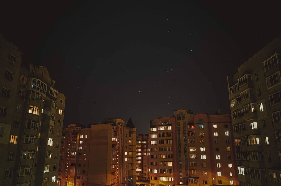 Marrone, grigio, dipinto, grattacielo, costruire fotografie, notte, fotografia, scena urbana, città, esterno dell'edificio, paesaggio urbano, architettura, struttura costruita, illuminato, architettura ed edifici, distretto del centro, buio, New York City, skyline urbano, nessuno, costruzione, cielo, quartiere residenziale, Inquadratura dal basso, natura, finestra, all'aperto, vita di città, edificio per uffici esterno, alto - alto, appartamento, 4K