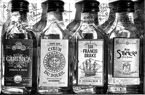 rom, alkohol, flaskor, ursprung, annorlunda ursprung, alkoholhaltig dryck, dryck, fortfarande liv, flaska, glas - material, märka, dricksglas, behållare, text, inget folk, kommunikation, västra skriptet, inomhus, mat och dryck, närbild, förfriskning, val, variation, arrangemang, starksprit, stor grupp av objekt, mat, 4K, CC0, offentligt domän, royaltyfria