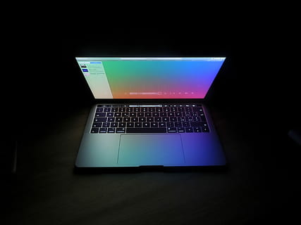 sølv macbook, macbook, pro, vendt, bærbar, skærm, farve, mørk, æble, tech, teknologi, Opsætning, computer, produkt, minimalisme, minimal, nat, mørke, meddelelse, forbindelse, trådløs teknologi, indendørs, belyst, ingen mennesker, studio skud, glødende, sort baggrund, internet, computerudstyr, tekst, computerskærm, computer netværk, høj vinkel visning, tilgængelighed, tastatur, global kommunikation, 4K, CC0, offentligt domæne, royaltyfrie