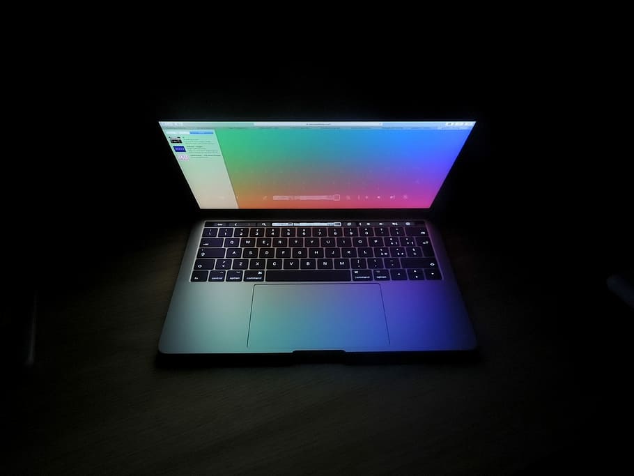 sølv macbook, macbook, pro, vendt, bærbar, skærm, farve, mørk, æble, tech, teknologi, Opsætning, computer, produkt, minimalisme, minimal, nat, mørke, meddelelse, forbindelse, trådløs teknologi, indendørs, belyst, ingen mennesker, studio skud, glødende, sort baggrund, internet, computerudstyr, tekst, computerskærm, computer netværk, høj vinkel visning, tilgængelighed, tastatur, global kommunikation, 4K