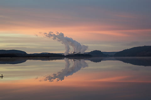 legeme, vand, hvid, skyer, orange, solnedgang, bjergtop, panoramafotografering, røg, bakke, sø, himmel, Sky, bjerg, afspejling, natur, landskab, scenics, sky - himmel, udendørs, skumring, skønhed i naturen, hav, blå, sommer, rolig scene, cloudscape, orange farve, røg - fysisk struktur, fabrik, udsender, røgstabel, forurening, industri, miljøspørgsmål, scenics - natur, miljø, ingen mennesker, luftforurening, dampe, atmosfærisk, økosystem, 5K, CC0, offentligt domæne, royaltyfrie